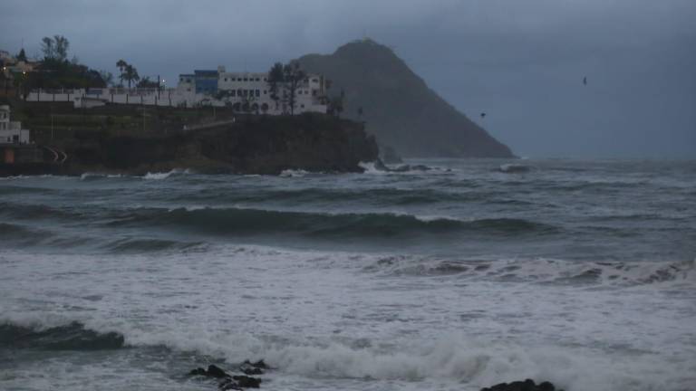 Condiciones del mar en Mazatlán ante la cercanía de la tormenta Enrique.