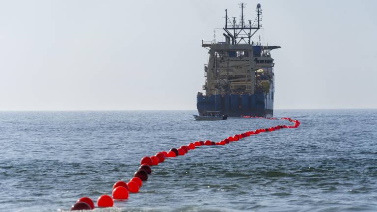 Proceso de instalación del cable submarino de Telmex que conecta San José del Cabo con Mazatlán.