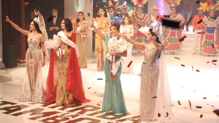 Anahí Esparza y Mariana Guerrero, saludan al público tras ser coronadas como reinas del Carnaval de Mazatlán 2026 “Arriba la Tambora”.