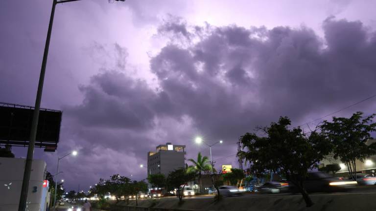 Cielo nublado y actividad eléctrica se registran la noche de este miércoles en el norte de Mazatlán.