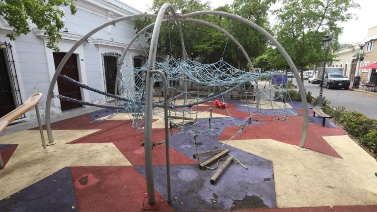 El Juego Trepador de Cuerdas, ubicado afuera del Museo de Artes de Mazatlán, se encuentra en malas condiciones.