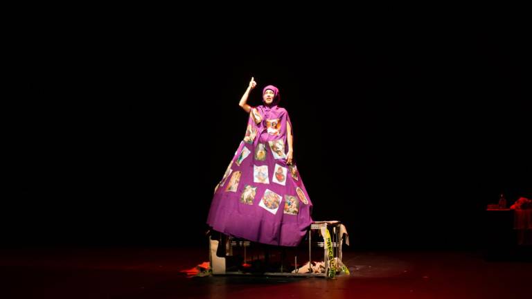 Lizeth Rondero, de la compañía Teatro de los Sótanos, de la Ciudad de México, durante su presentación.