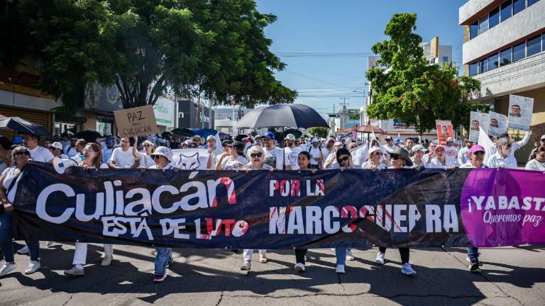Miles de personas marcharon por la avenida Álvaro Obregón, en Culiacán, para exigir paz y justicia a un año del inicio de la violencia que golpea a Sinaloa.