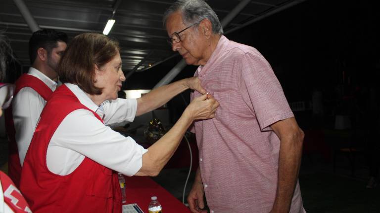 Alfonso Gil Díaz es reconocido por su 30 años de perseverancia en Cruz Roja Mazatlán.