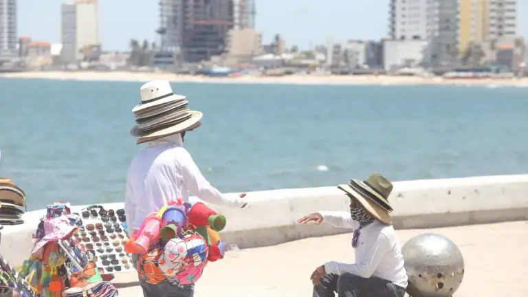 Habitantes de Mazatlán resistieron el fuerte calor que azotó la ciudad este sábado.