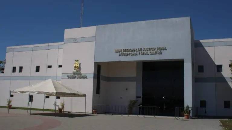 Jesús Abraham “N” comparece ante juez por homicidio de Ricardo Mizael; audiencia sigue jueves.
