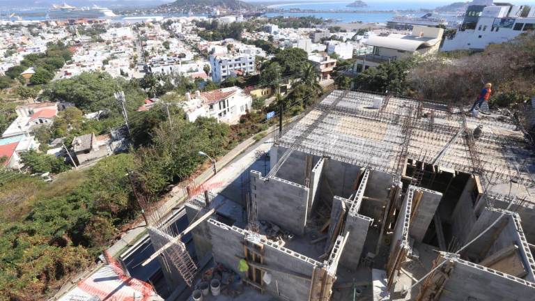 La torre de departamentos se construye en el Cerro del Vigía sin que hasta el momento haya podido ser frenada por los vecinos, que piden ser escuchados por las autoridades.