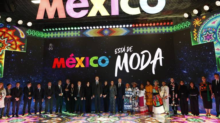 Los Reyes de España en el pabellón de México en la Feria Internacional del Turismo, en Madrid.