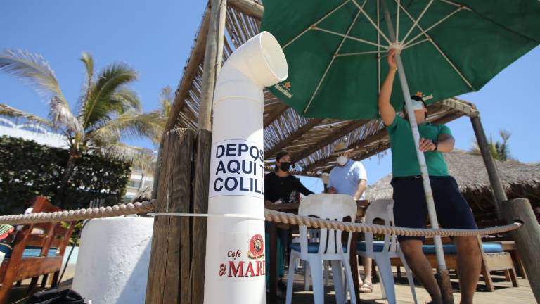 Los colilleros fueron colocados en las palapas para que los fumadores depositen sus colillas y no lleguen al mar.