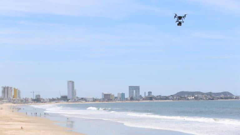 En Mazatlán ‘peinan desde el aire’ con drones el movimiento en las playas