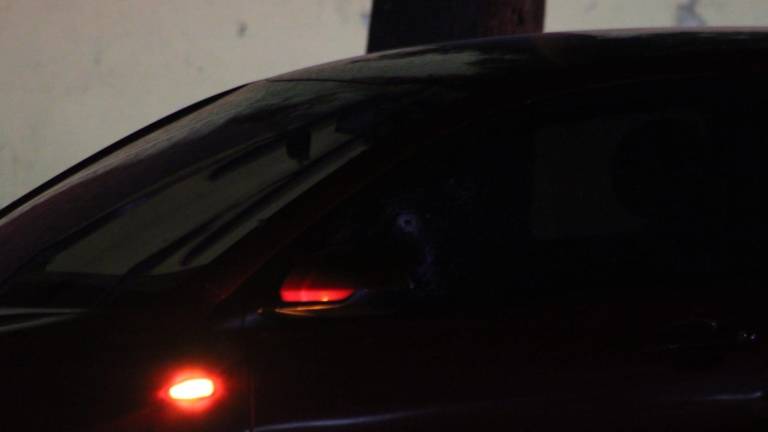 El vehículo en el que Juan Miguel fue atacado quedó con un impacto de bala en la ventana del conductor.