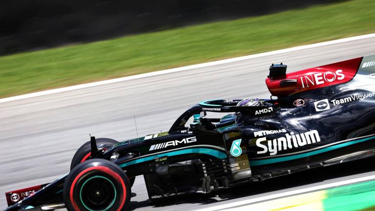 Lewis Hamilton gana el Gran Premio de Brasil con una estupenda remontada; Checo es cuarto