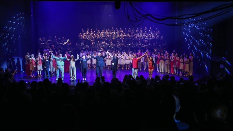 Una gran ovación reciben las compañías del Instituto Sinaloense de Cultura al concluir el primer concierto del Festival Cultural Sinaloa 2025.