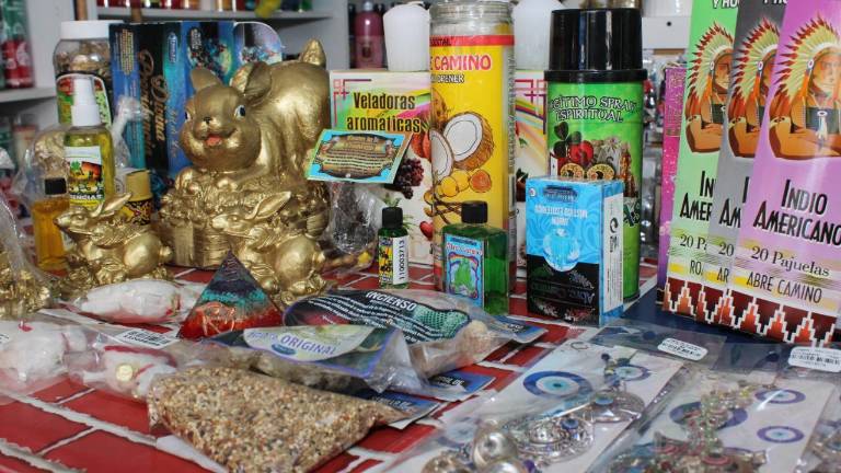 Amuletos, aromas, semillas o todo tipo de objetos forman parte de los rituales para iniciar el año 2023.