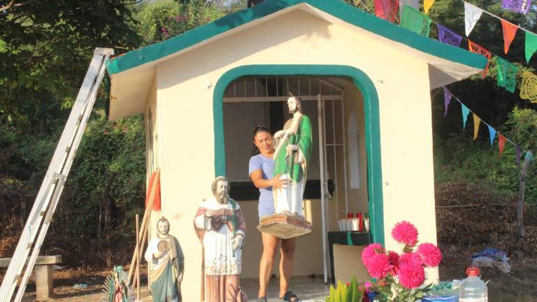 Jazmín limpia y ordena la capilla cada año como un acto de agradecimiento a San Judas.