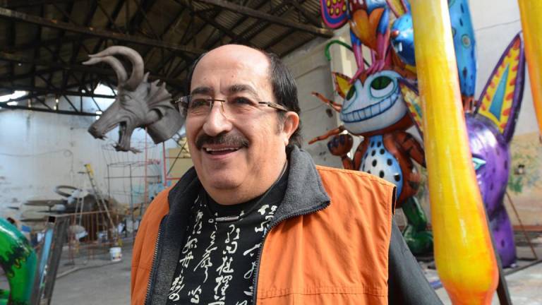 Jorge González Neri, creador de carrozas y monigotes del Carnaval de Mazatlán.