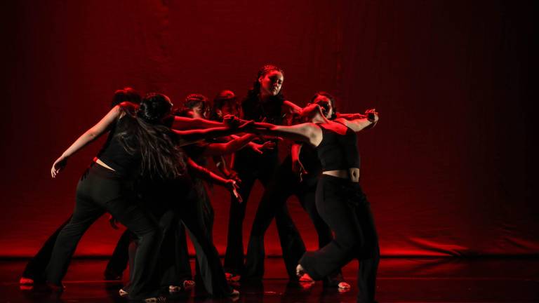 Alumnos de los diferentes talleres de Danza de la Escuela de Artes José Limón durante su presentación.