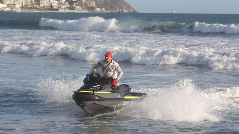 Salvavidas reforzarán la vigilancia en las playas de Mazatlán ante el oleaje de hasta 2.8 metros que se registra.