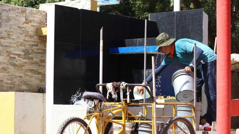 Desde hace dos años, César combina el comercio ambulante con la limpieza de sepulcros.