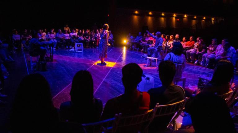 El elenco de Sin Espacio Teatro durante la presentación en el Auditorio MIA.