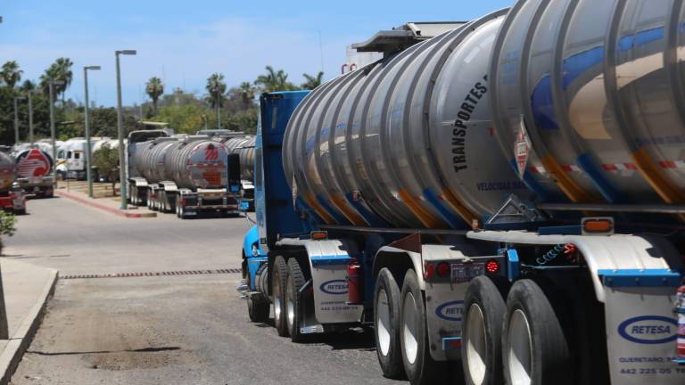 Desde Mazatlán, salen pipas cargadas de combustible para abastecer a Culiacán.