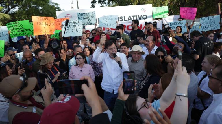 Ambos legisladores fueron recibidos por cerca de un centenar de asistentes que ya ocupaban las sillas dispuestas para la asamblea.