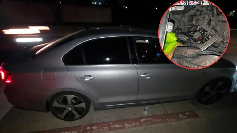 Autoridades federales aseguraron decenas de armas halladas en un vehículo abandonado en Tijuana.