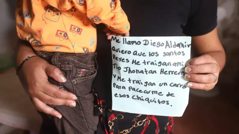 Diego Aldahir, de 2 años, escribe su carta a los Reyes Magos con la ilusión de reencontrarse con su tío Jhonatan.