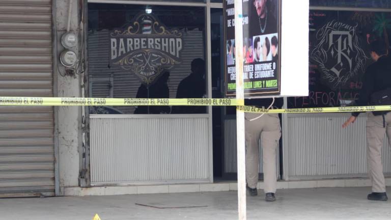 Elementos de seguridad y peritos realizaron diligencias en una barbería de Costa Rica, donde un hombre fue atacado a balazos tras una persecución.