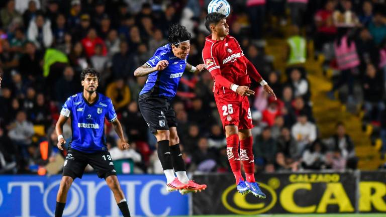 Toluca vence a Querétaro con 10 hombres y un polémico penalti al final.