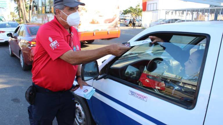 Entrega Protección Civil de Mazatlán volantes de campaña anti pirotecnia