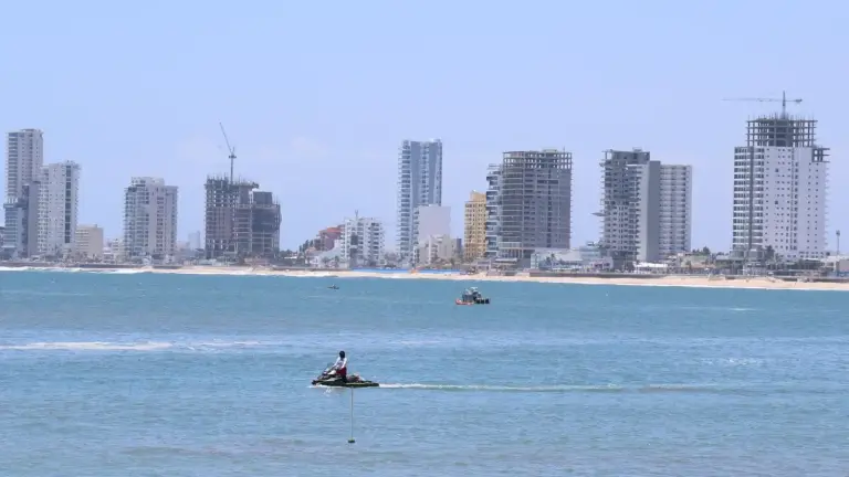 Elementos de Marina y salvavidas estuvieron el domingo realizando recorridos en la bahía de Mazatlán hasta que encontraron el cuerpo sin vida del triatleta desaparecido.
