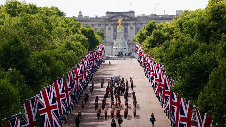 El ataúd de la Reina Isabel II es llevado en procesión a Westminster Hall