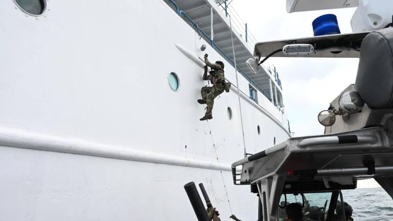 Elementos de la Armada de México realizan maniobras de inserción, abordaje e interdicción marítima.