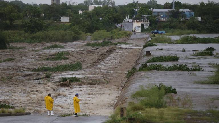 La presa derivadora estuvo rebosando después de las lluvias de este viernes.