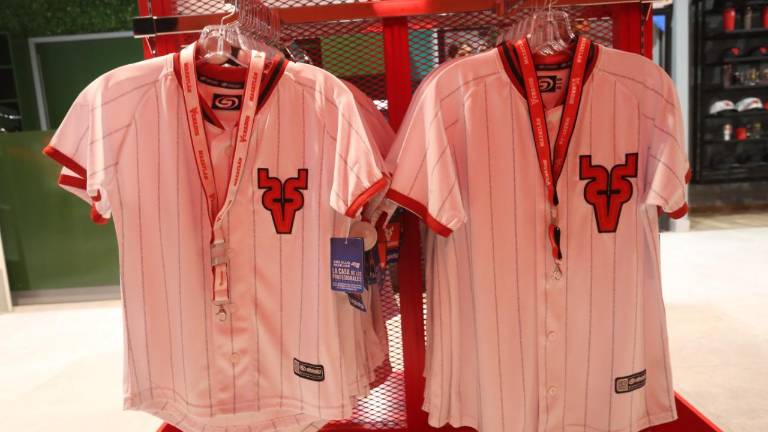 La letra del Corrido de Mazatlán, composición de José Alfredo Jiménez y que se ha vuelto casi un himno para todos los mazatlecos, quedó grabada para la posteridad en los uniformes de Venados de Mazatlán.