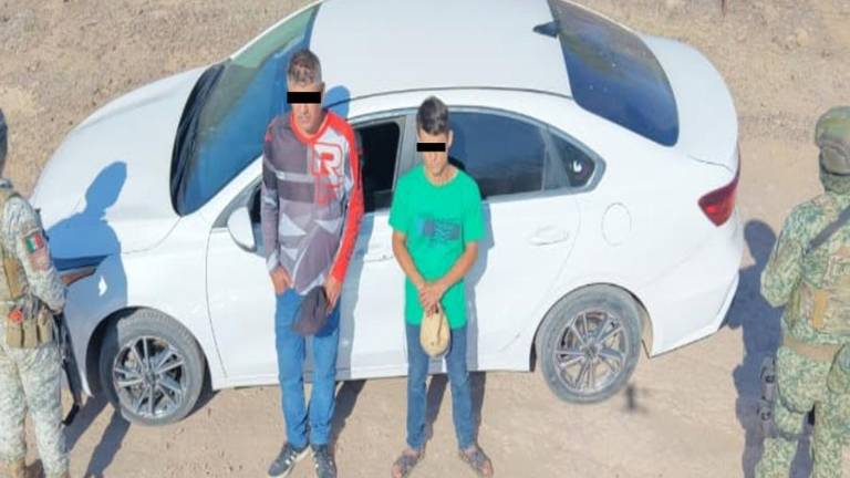 Elementos del Ejército detuvieron a dos civiles con 109 explosivos caseros y droga en Badiraguato.