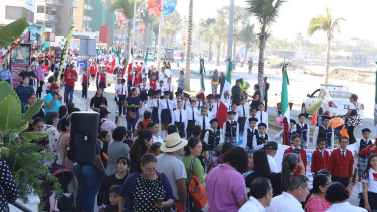 Por la Avenida del Mar desfilen decenas de escoltas de Bandera.