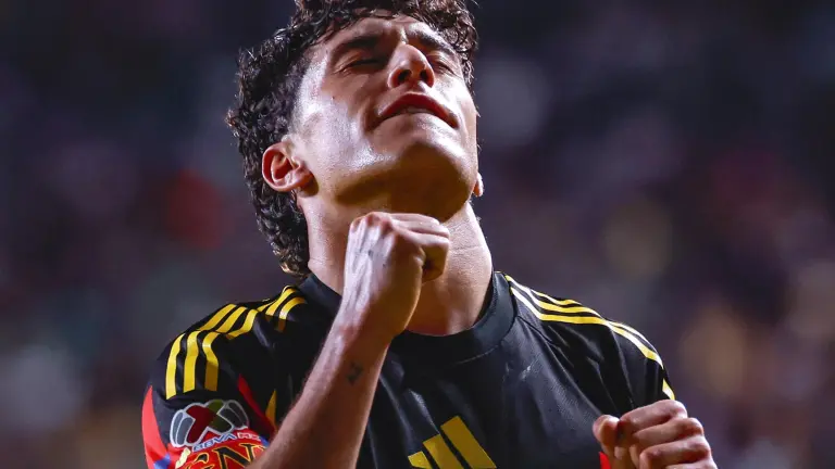 Alejandro Zendejas se va al hule.