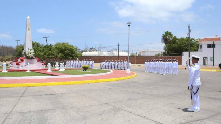 Guardia de honor y colocación de ofrenda floral en memoria de marinos y pescadores, en el Día de la Marina.
