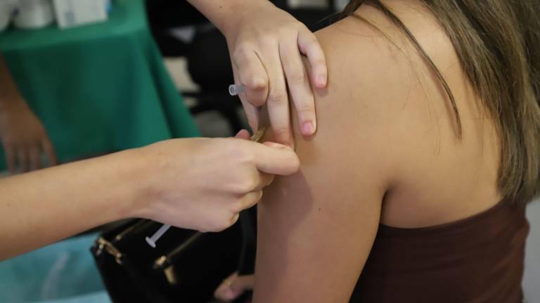 Jóvenes y adultos acudieron a la clínica del IMSS Bienestar en Prados del Sol, en Mazatlán, para aplicarse la vacuna.