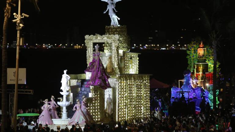 Carolina III, Reina del Carnaval de Mazatlán, saluda desde lo alto de su carroza real.