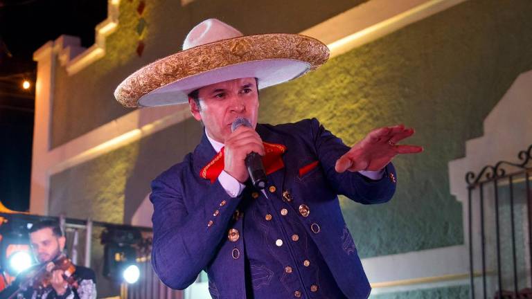 Raúl Sandoval cautivó a los asistentes con una selección de éxitos del cancionero popular.