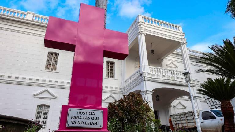 El memorial de los feminicidios instalados frente al Palacio Municipal recuerda que hay delitos que faltan por resolver