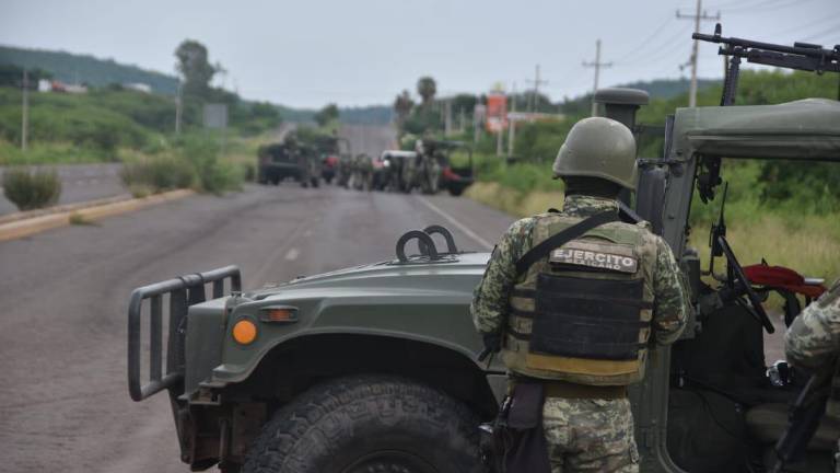 Personal del Ejército Mexicano llegó a la zona y cerró el paso en la carretera.
