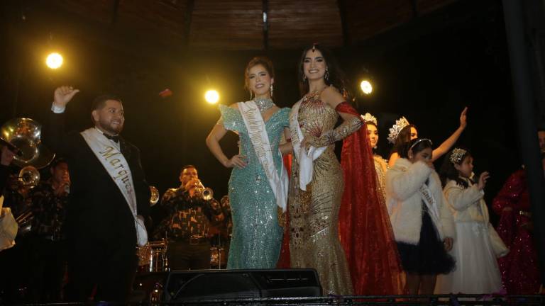 Anahí Esparza, Reina del Carnaval 2026 (derecha), encabezó la presentación del Cortejo Real en el quiosco de la Plazuela Machado junto a Mariana Guerrero, Reina de los Juegos Florales (izquierda).
