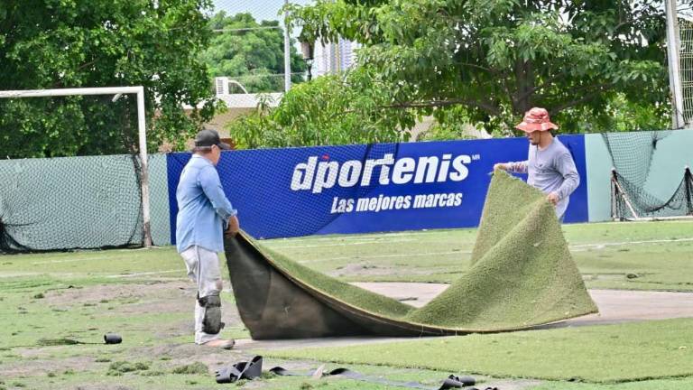 Checa los trabajos de mantenimiento al pasto sintético que realiza el Imdem en la Unidad José Heredia Ávila para el beneficio de las familias e infantiles del puerto.