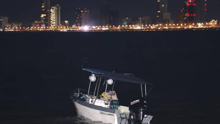 El turista herido fue trasladado en una embarcación hasta Playa Norte, donde le atendieron paramédicos.