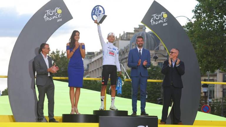 Isaac del Toro es premiado como el mejor joven del Tour.