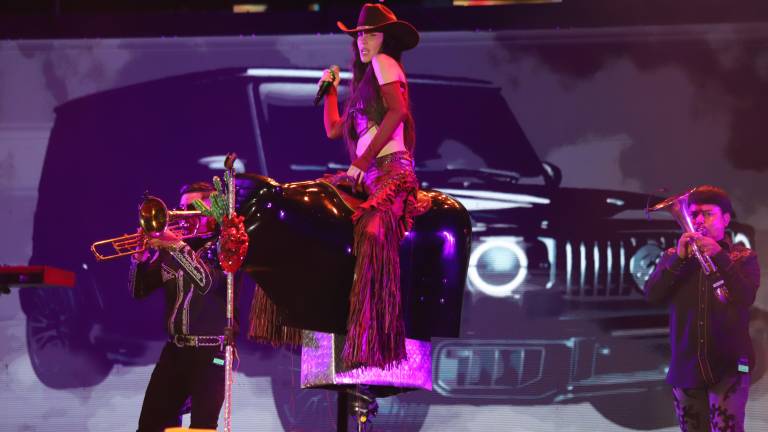 Belinda subió a un toro mecánico sin dudarlo.